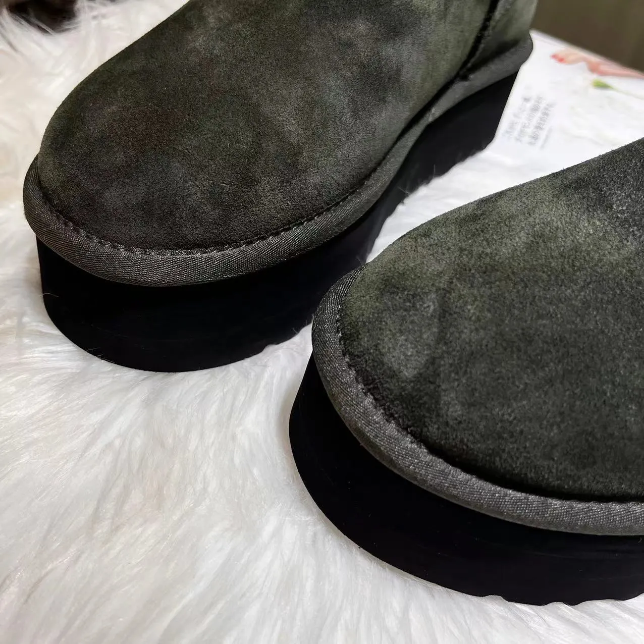 💰520 UGG sheepskin all-in-one snow boots. The official website synchronizes the new autumn and winter women's classic mini (thick sole) short snow boots 1134991, three-layer combination thick sole 5 cm, lightweight and non-slip, suede upper, 17 mm real wool lining, comfortable and casual, simple and fashionable! Color: Maroon Black Military Green Chocolate Size: 35-41